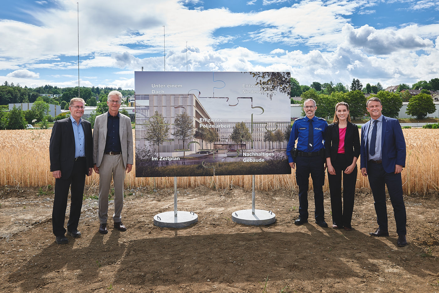 v.l.n.r.: Regierungsrat Christoph Neuhaus (Baudirektor), Lorenz Held (Kantonsbaumeister), Christian Brenzikofer (Leiter Kapo), Tanja Bauer (Gemeindepräsidentin Köniz), Regierungspräsident Philippe Müller (Sicherheitsdirektor).