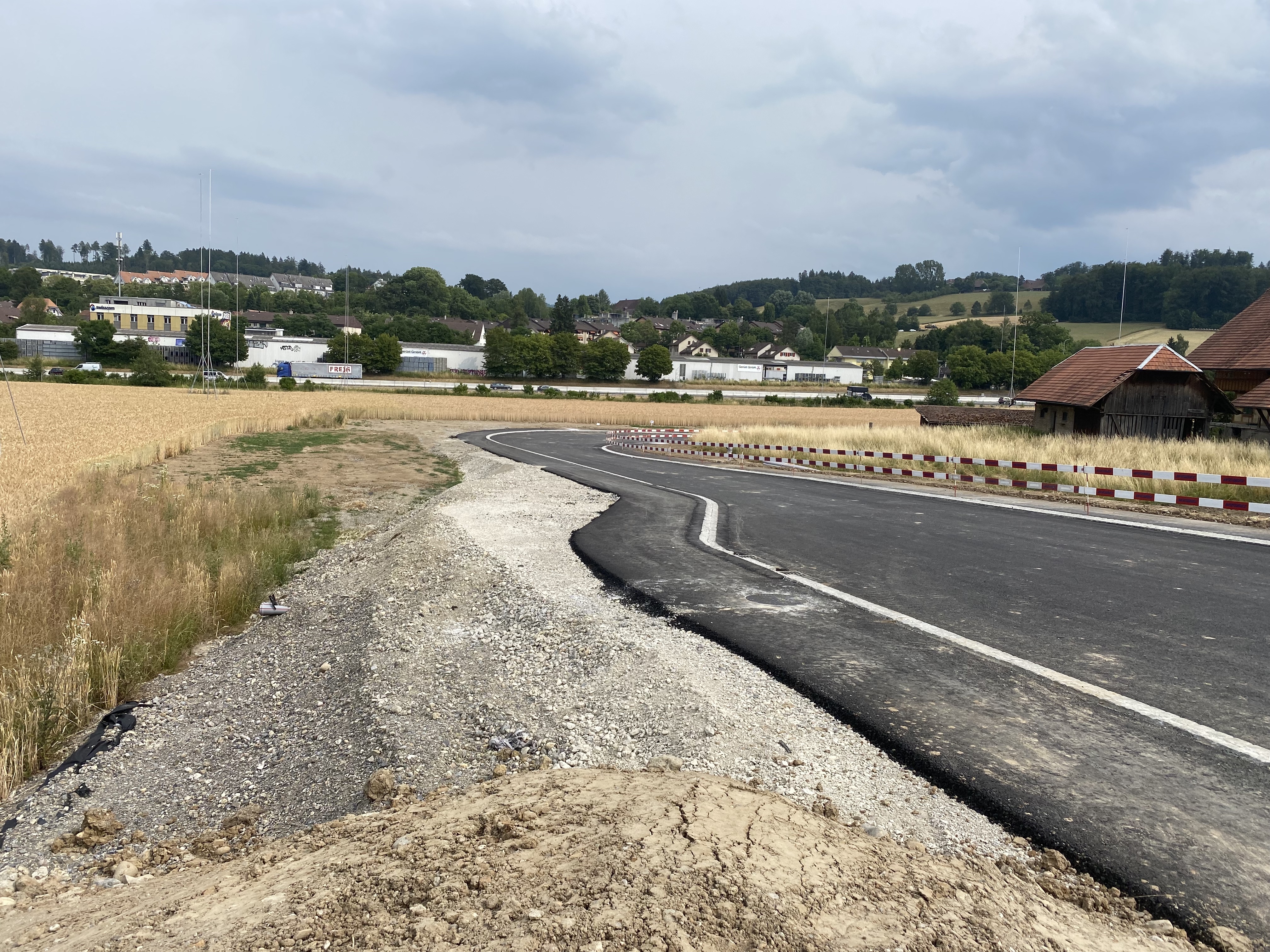 Die Erschliessungsstrasse zum Baufeld wurde durch die Gemeinde Köniz gebaut.